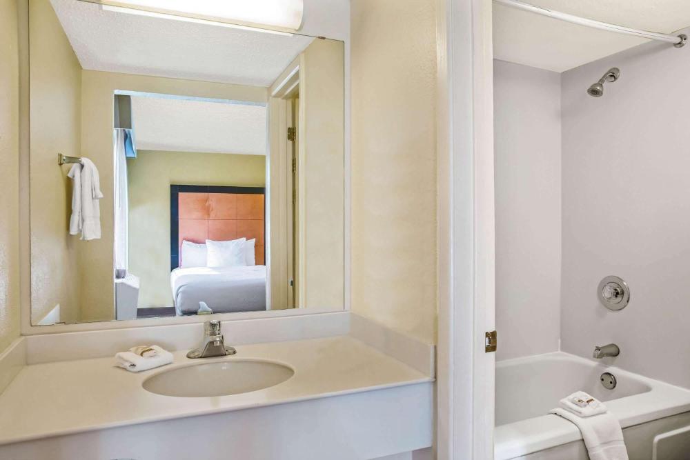 Deluxe King Room interior